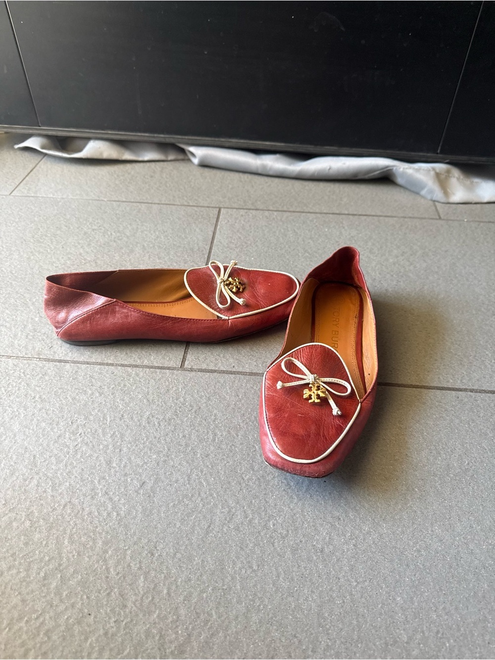 Tory Burch Red Leather Logo Charm Loafers Flats Women’s Size 7M